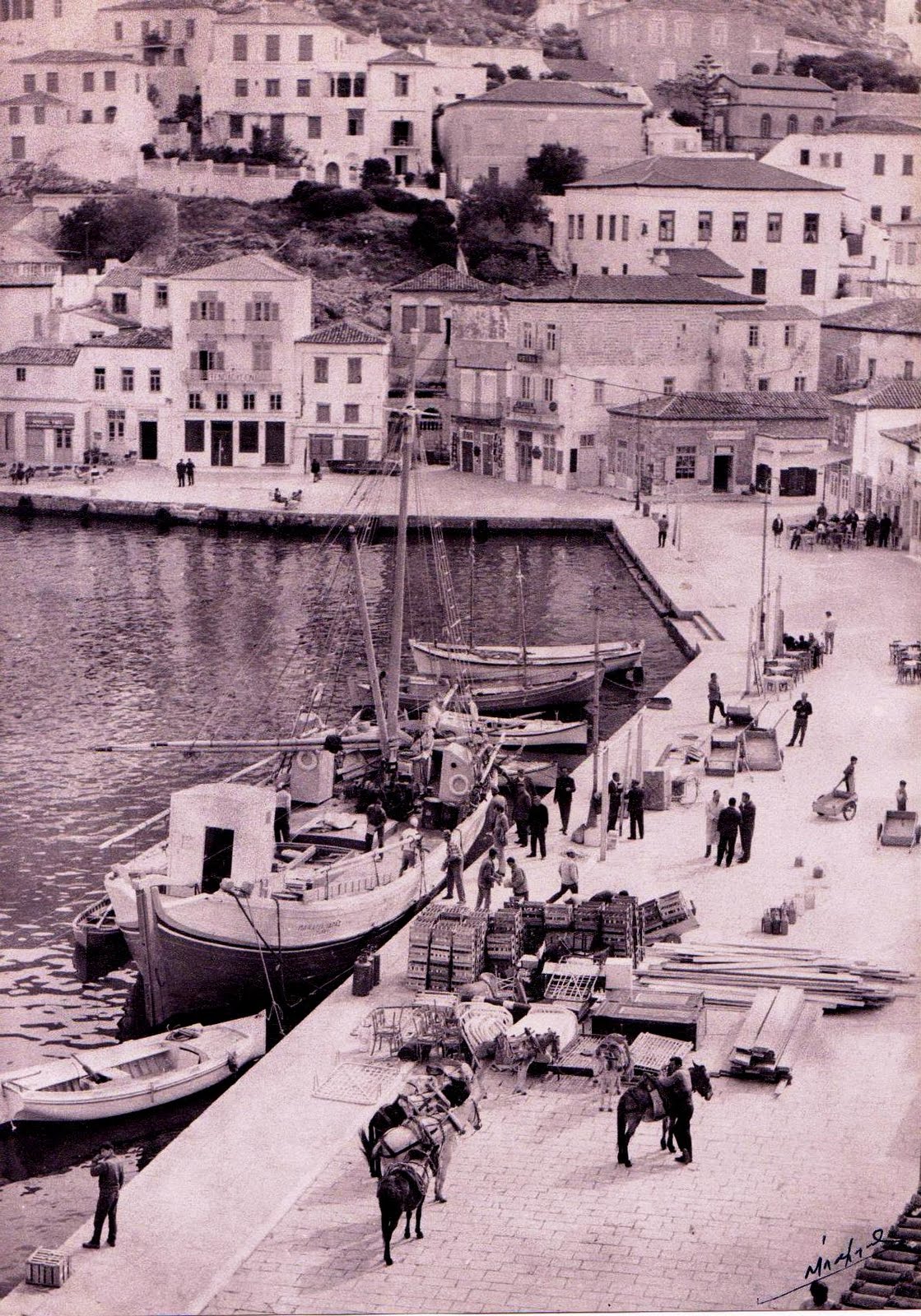 Unloading in the port in 1966