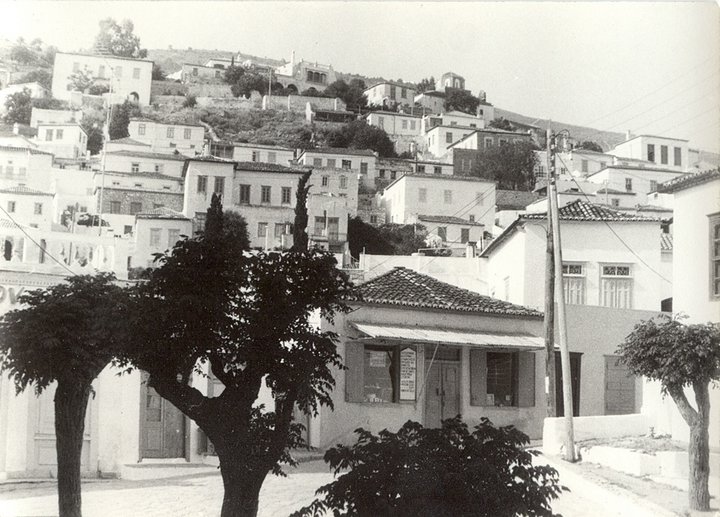 The building adjacent to Rafelias' pharmacy in 1973